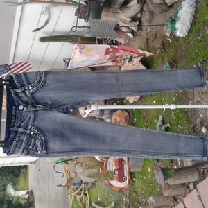 Women's jeans size 7 skinny pants leg Leg inseam 27 inches.
